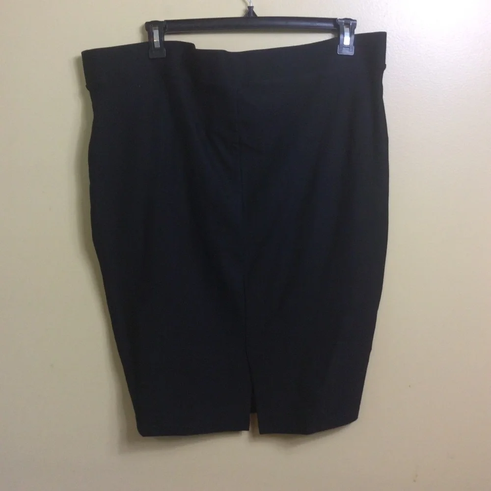 Torrid 3 black stretch ponte pull one skirt. 3X.